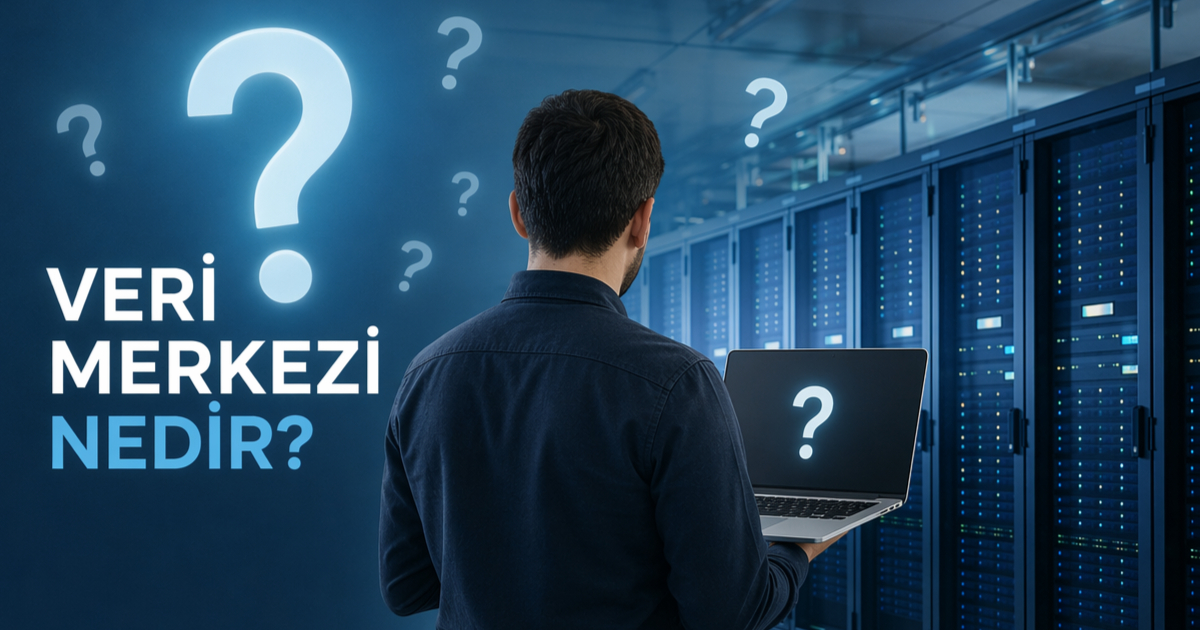 Elinde laptop tutan bir kişi veri merkezi koridorunda sunucu kabinlerine bakıyor, üzerinde "Veri Merkezi Nedir?" yazısı